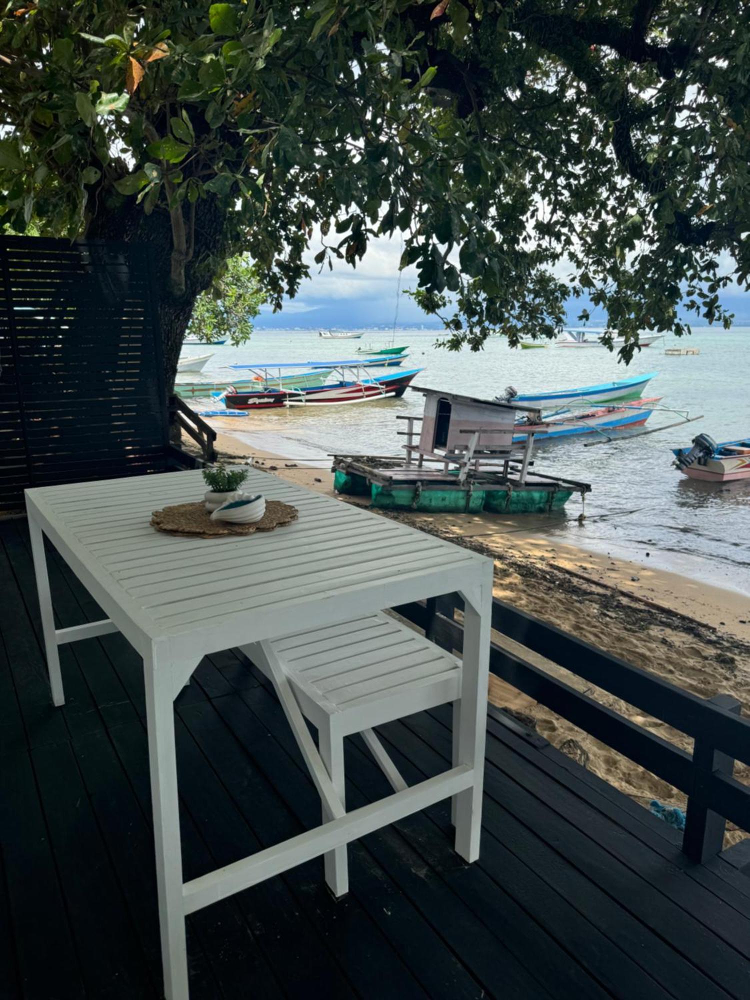 The White House On Bunaken Island Exterior foto